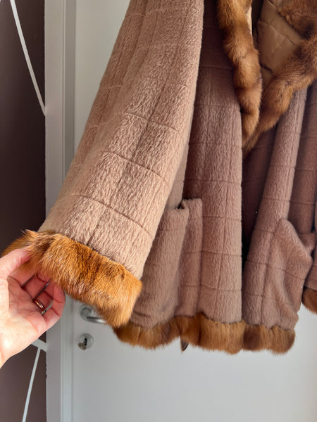 Cappotto con profili pelliccia