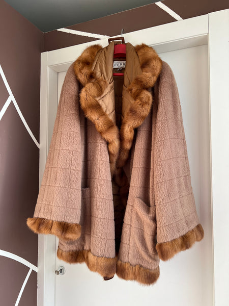 Cappotto con profili pelliccia