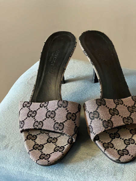 Sandali monogram
