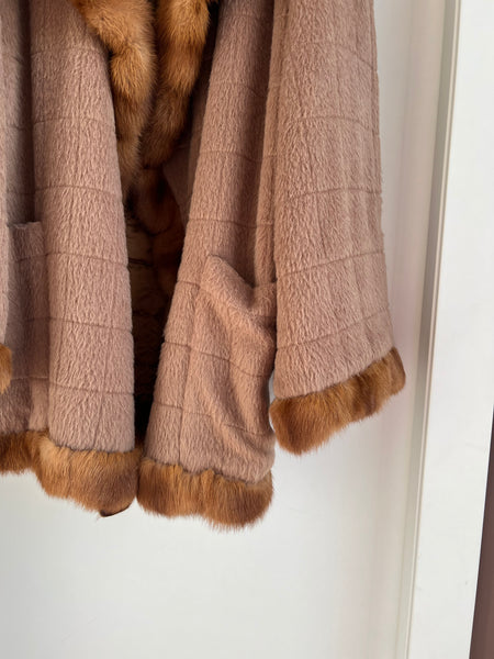 Cappotto con profili pelliccia
