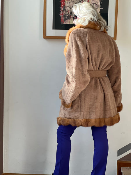 Cappotto con profili pelliccia