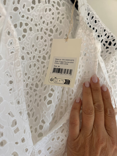 Camicia in pizzo con volant