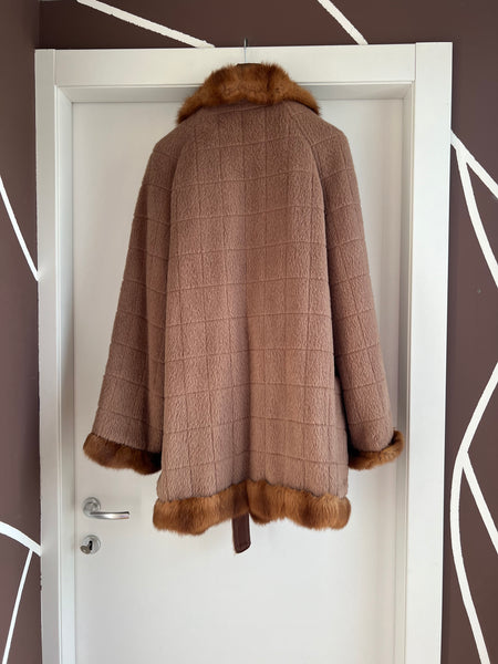 Cappotto con profili pelliccia