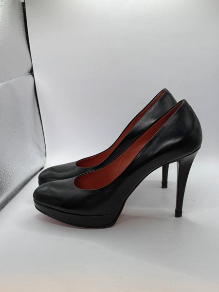 Décolleté in pelle nera con plateau