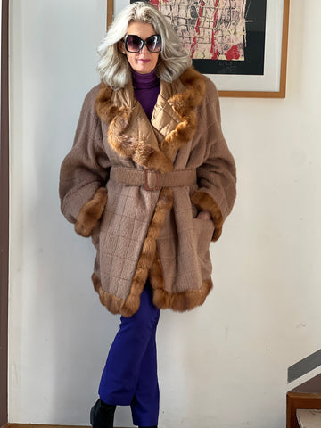 Cappotto con profili pelliccia
